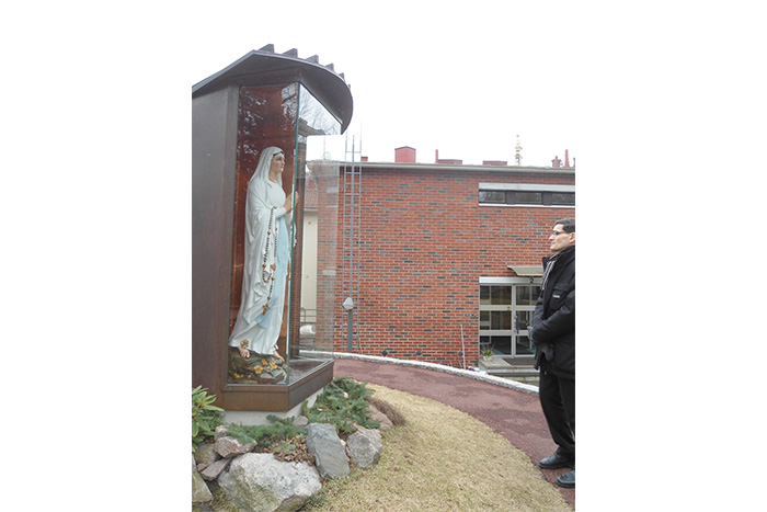 Manos nicaragüenses restauran arte sacro en Finlandia