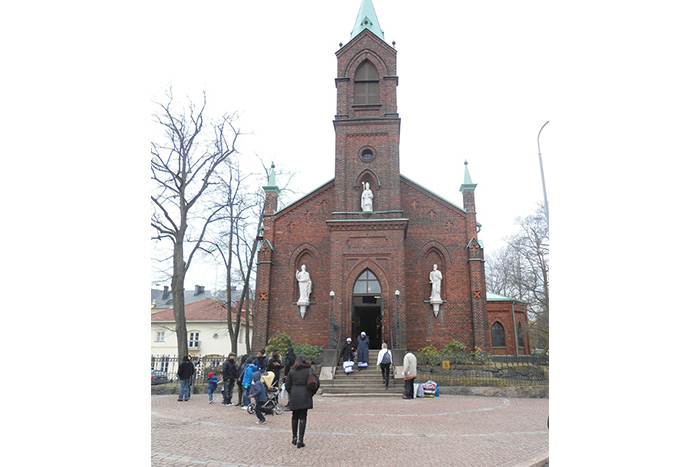 Manos nicaragüenses restauran arte sacro en Finlandia