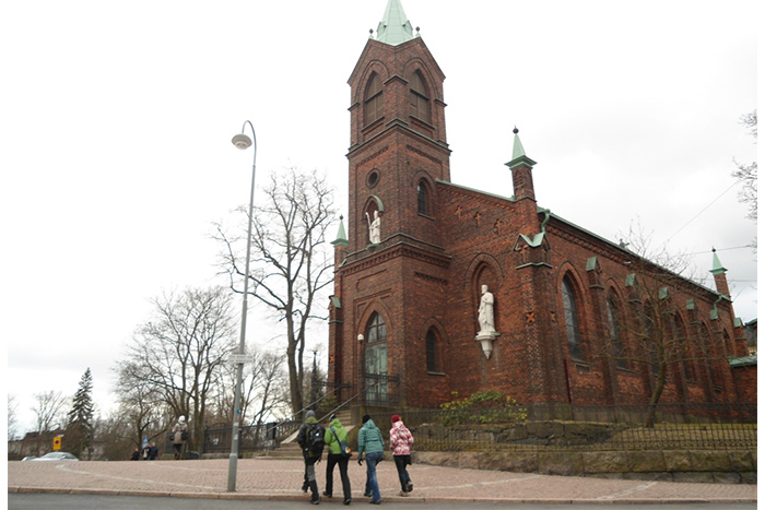 Manos nicaragüenses restauran arte sacro en Finlandia