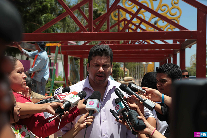 Avanza construcción de nuevas paradas de buses