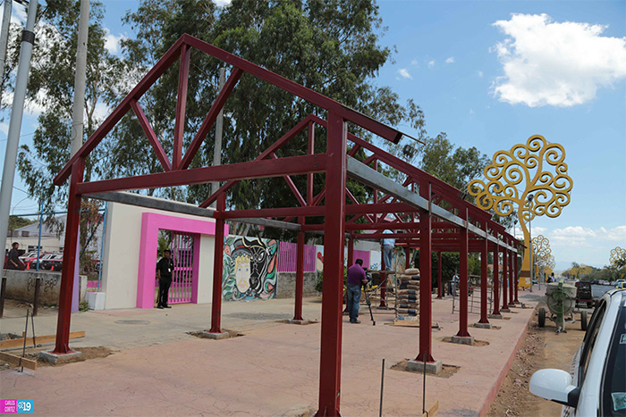 Avanza construcción de nuevas paradas de buses