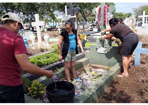 Familias rinden homenaje a madres que se encuentran en otro plano de vida