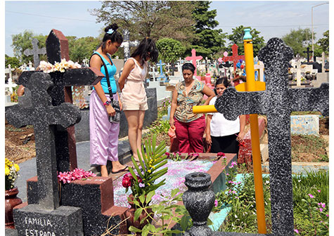 Familias rinden homenaje a madres que se encuentran en otro plano de vida