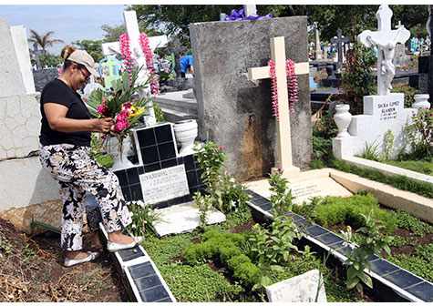 Familias rinden homenaje a madres que se encuentran en otro plano de vida