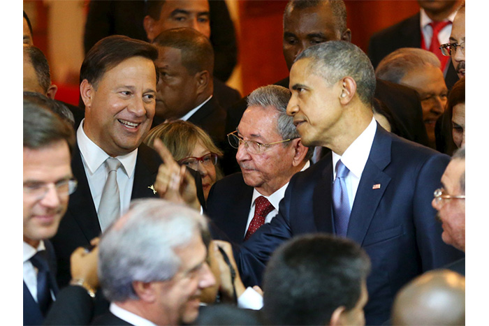 Raúl y Obama se saludan en inicio de VII Cumbre de las Américas (FOTOS y VIDEO)