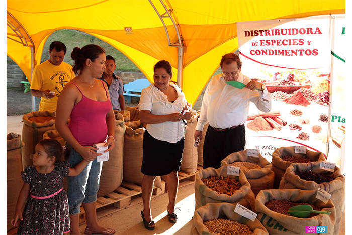 Centenares visitan apertura de Feria de Alimentos, Nutrientes y Medicina Natural