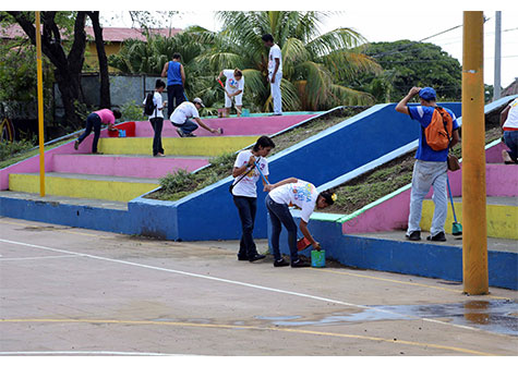 Jóvenes sandinistas remozan parque del barrio William Díaz