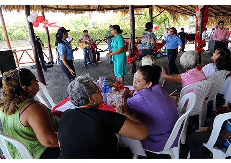 Policía Nacional rinde homenaje a madres de policías caídos