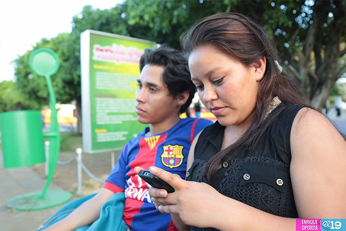 Población disfruta servicio gratuito de Wifi en parques y plazas