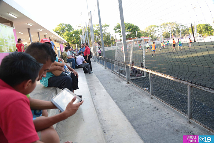 Población disfruta servicio gratuito de Wifi en parques y plazas