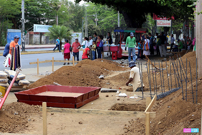 Población y comerciantes complacidos con construcción de nuevas paradas de buses