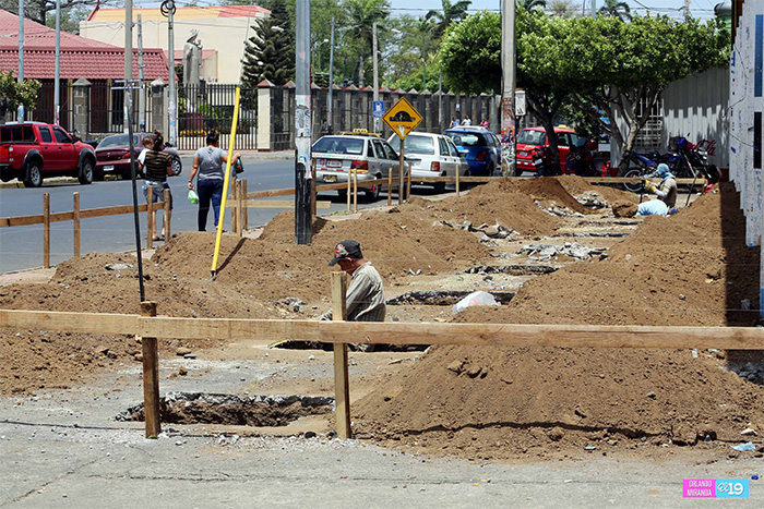 Población y comerciantes complacidos con construcción de nuevas paradas de buses