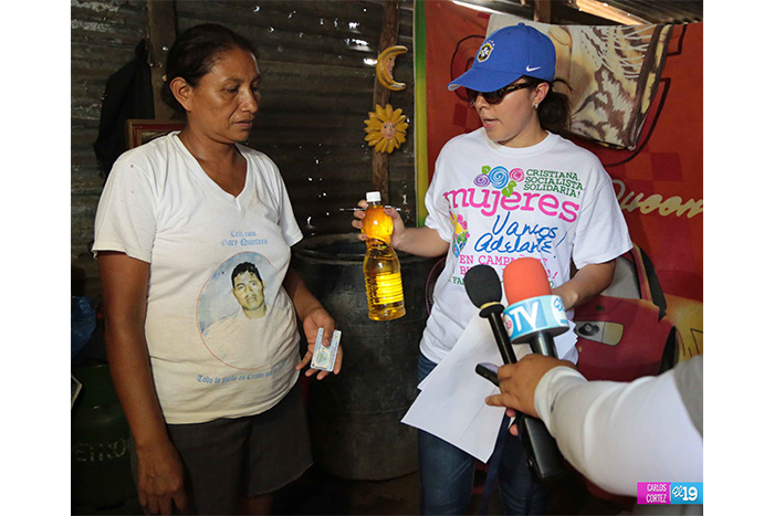 Gobierno lleva paquetes alimentarios a familias de Managua