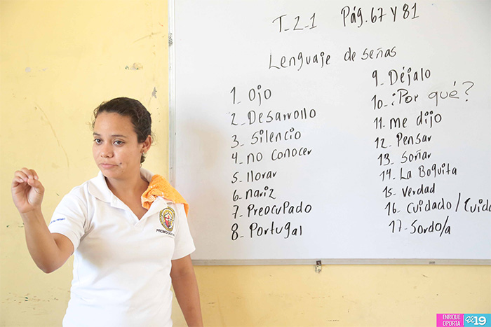 Mined capacita a maestros en uso del lenguaje de señas para atender a niños con discapacidad auditiva
