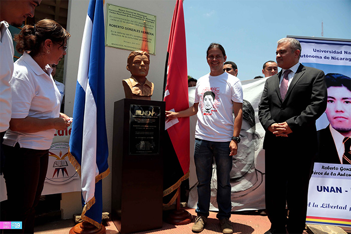 Comunidad universitaria conmemora gesta del 20 de abril