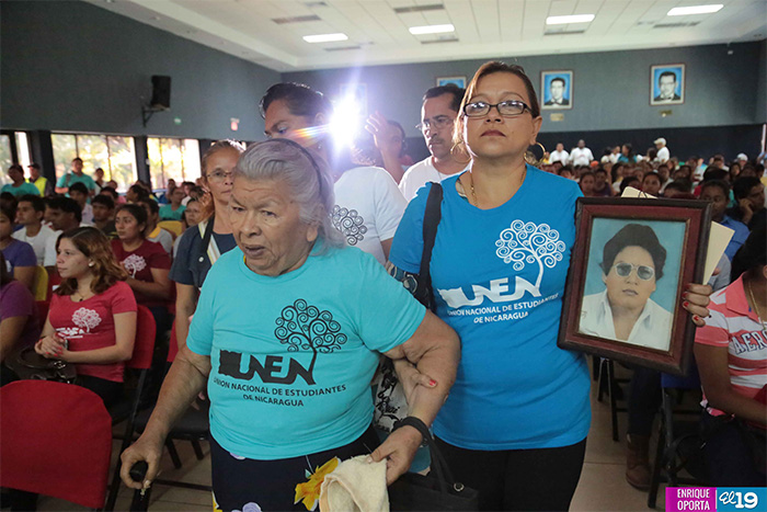 Mujeres universitarias rinden homenaje a madres de Héroes y Mártires de San José de la Mulas