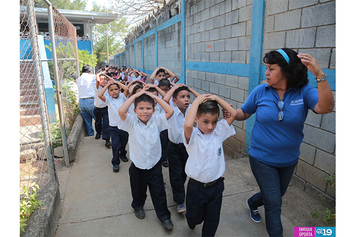 Comunidad estudiantil participa activamente en simulacros realizados en centros educativos
