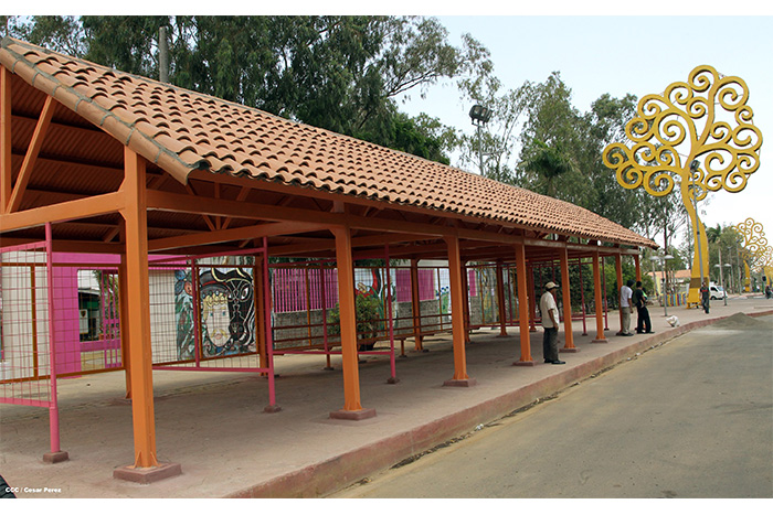 Avanza en Managua construcción de modernas paradas de buses