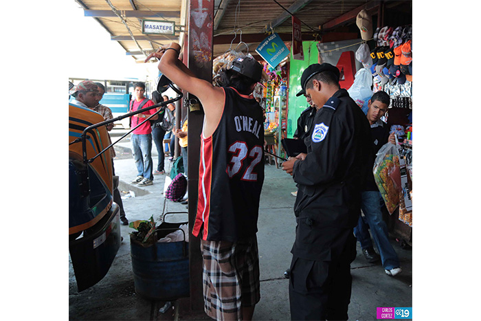 Policía Nacional fortalece seguridad en los mercados y paradas de buses