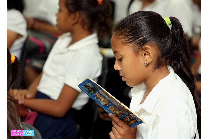 Estudiantes celebran Día del Libro con maratón de lectura