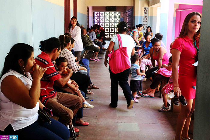 Nos atienden, pero tenemos que tener paciencia, afirman pobladores en unidades de salud