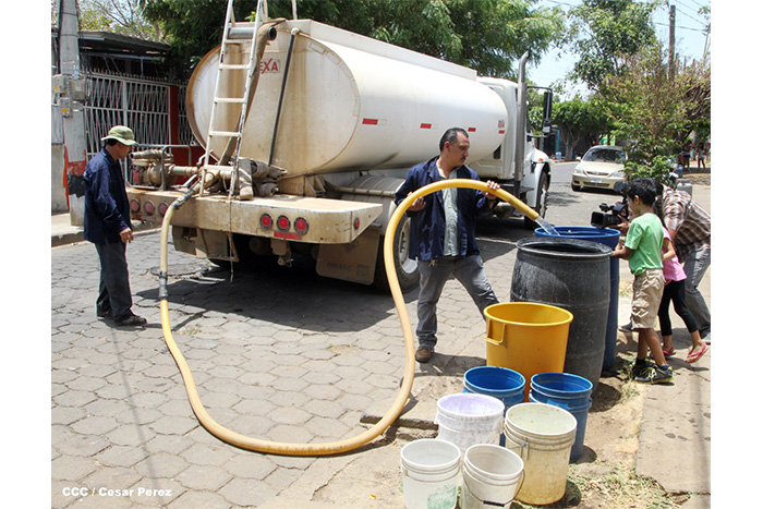 Ante crisis de agua en barrios altos de Managua, Enacal abastece a familias con cisternas