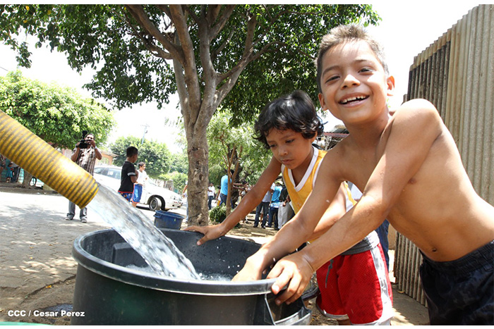 Ante crisis de agua en barrios altos de Managua, Enacal abastece a familias con cisternas