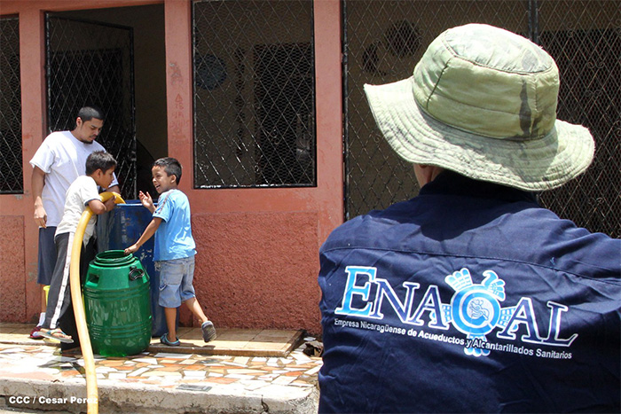 Ante crisis de agua en barrios altos de Managua, Enacal abastece a familias con cisternas