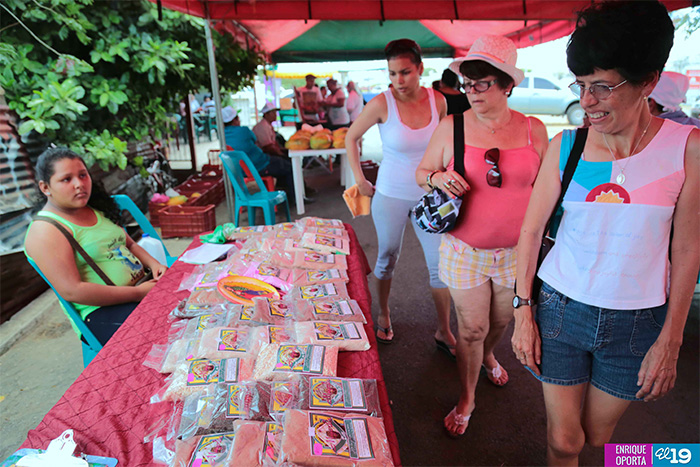 Celebran feria para promover iniciativas empresariales comunitarias