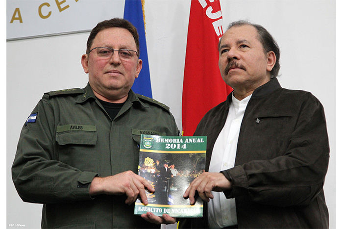 General Avilés entrega Memoria Anual 2014 al Presidente Daniel y Compañera Rosario