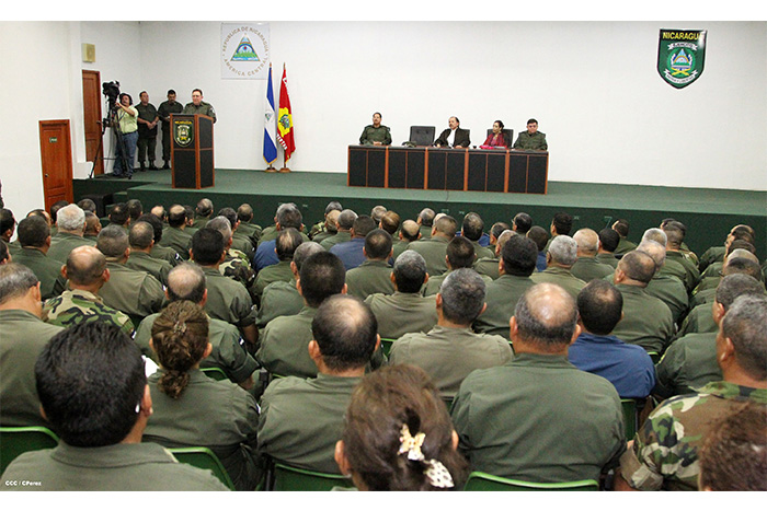 General Avilés entrega Memoria Anual 2014 al Presidente Daniel y Compañera Rosario