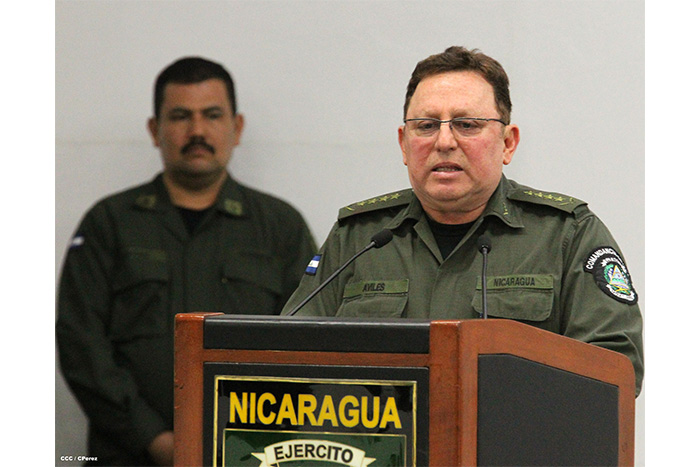 General Avilés entrega Memoria Anual 2014 al Presidente Daniel y Compañera Rosario