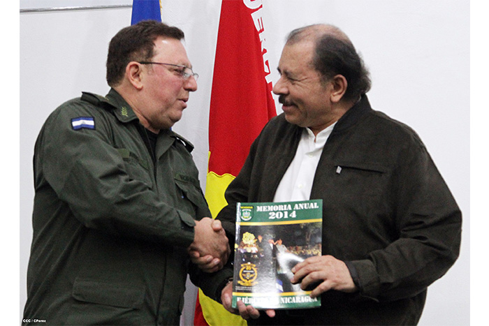 General Avilés entrega Memoria Anual 2014 al Presidente Daniel y Compañera Rosario