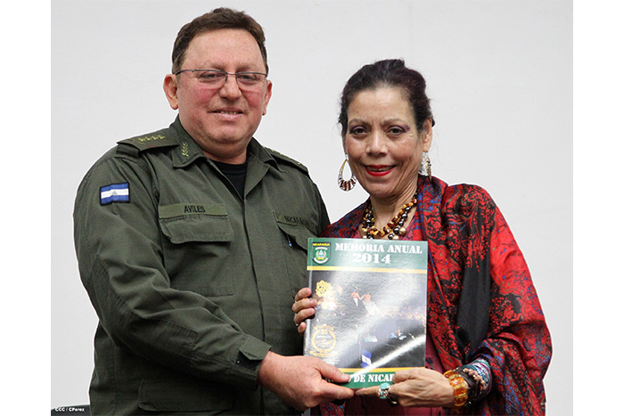 General Avilés entrega Memoria Anual 2014 al Presidente Daniel y Compañera Rosario