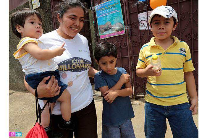 Familias asisten a días centrales de la vacunación