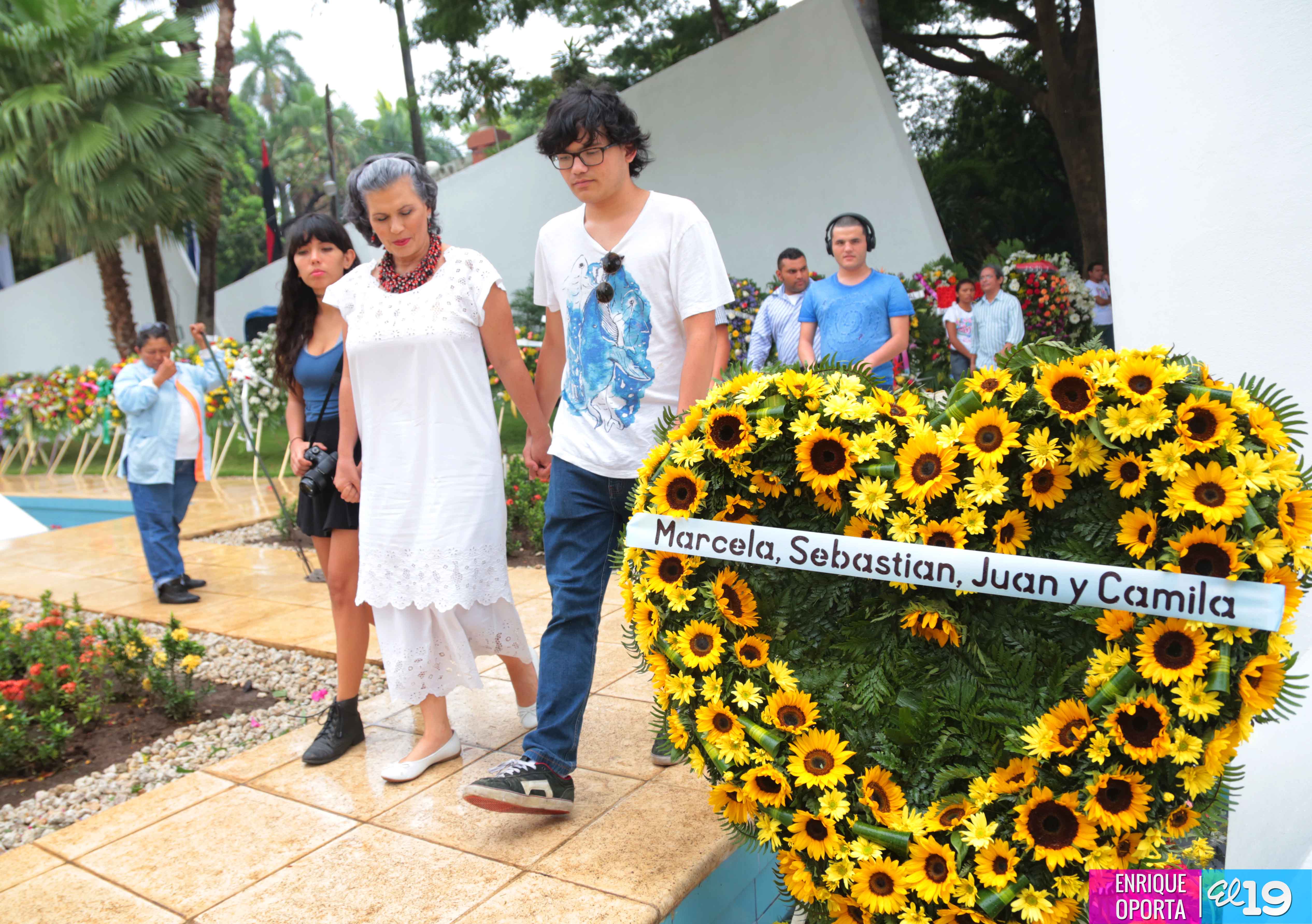 Marcela e hijos visitan mausoleo de Tomás Borge
