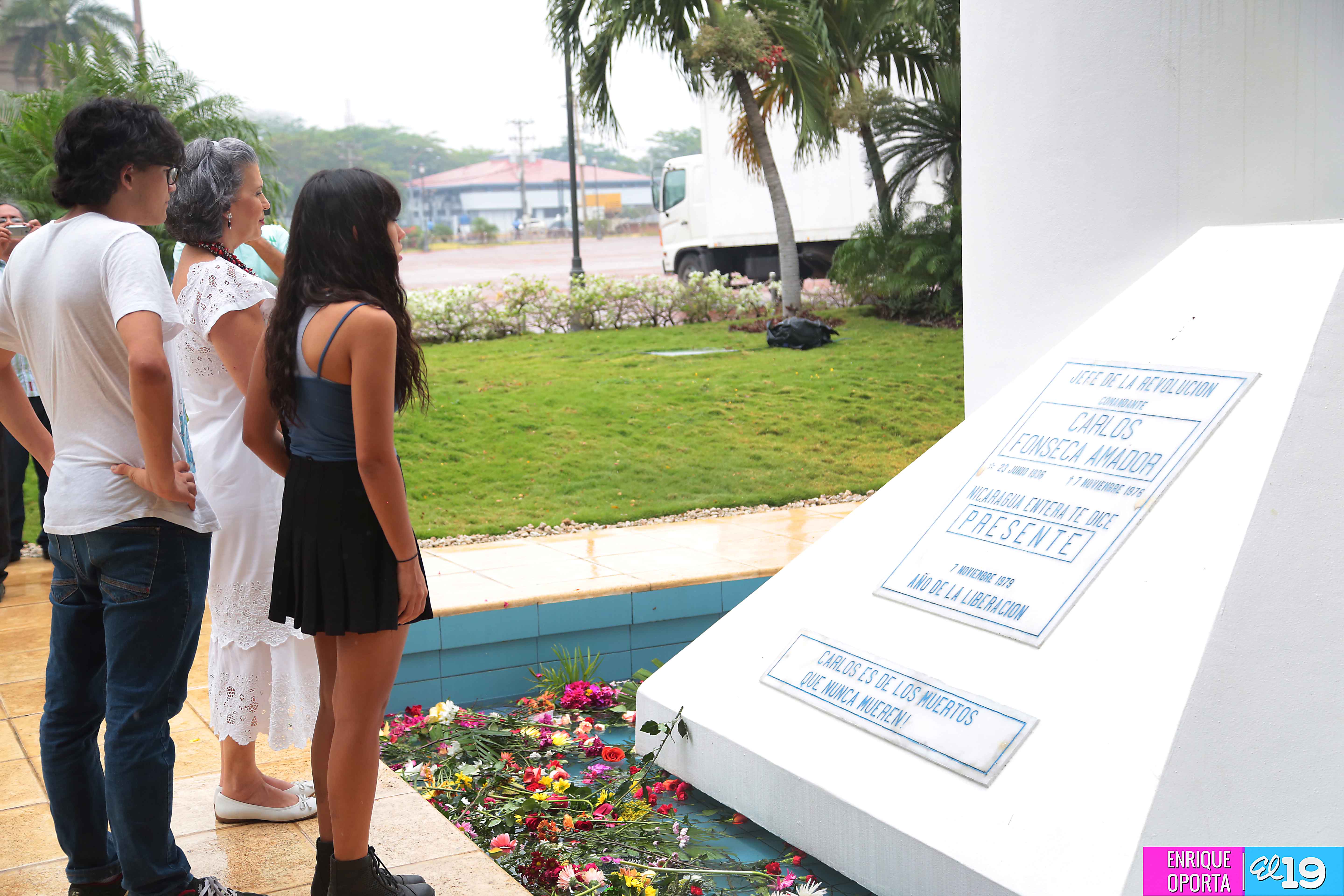 Marcela e hijos visitan mausoleo de Tomás Borge