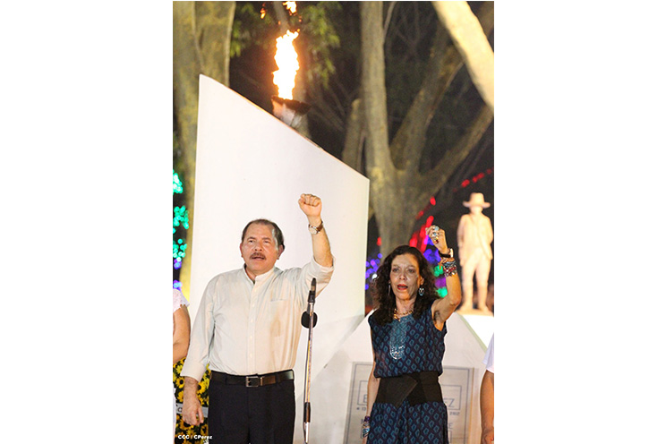 Daniel y Rosario rinden homenaje al Comandante Tomás Borge Martínez