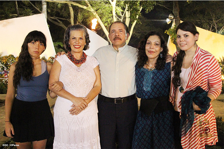 Daniel y Rosario rinden homenaje al Comandante Tomás Borge Martínez