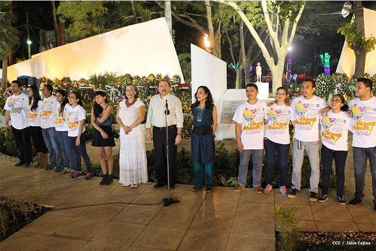 Daniel y Rosario rinden homenaje al Comandante Tomás Borge Martínez