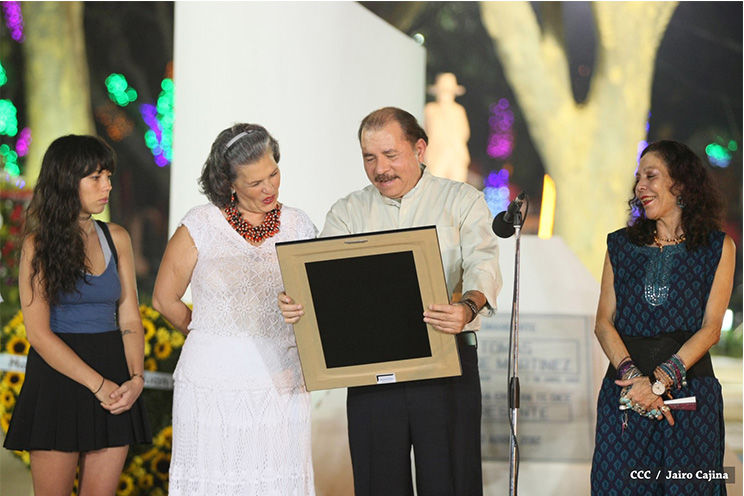 Daniel y Rosario rinden homenaje al Comandante Tomás Borge Martínez