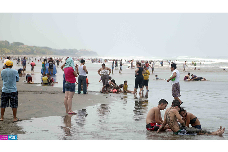 Familias nicaragüenses visitan playas en comienzo de fin de semana largo