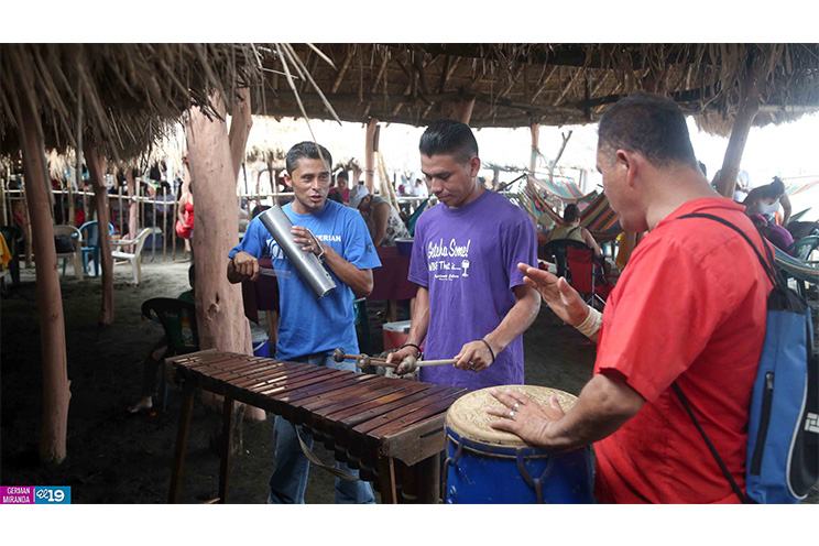 Familias nicaragüenses visitan playas en comienzo de fin de semana largo