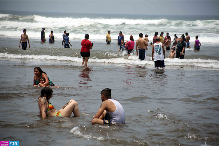 Familias nicaragüenses visitan playas en comienzo de fin de semana largo