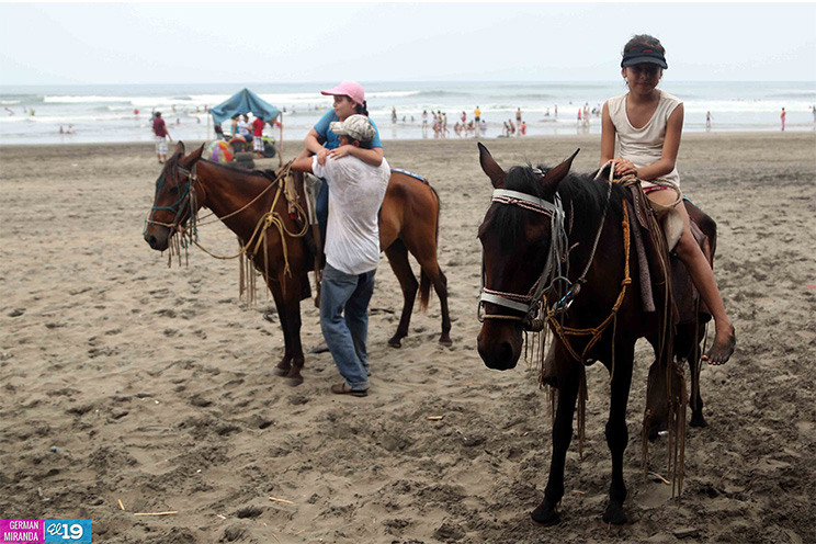 Familias nicaragüenses visitan playas en comienzo de fin de semana largo