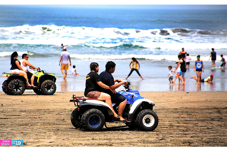 Familias nicaragüenses visitan playas en comienzo de fin de semana largo