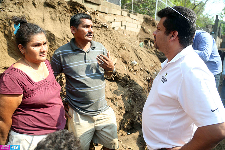 Alcaldía dialoga con familias para que accedan a ser evacuadas a lugares más seguros
