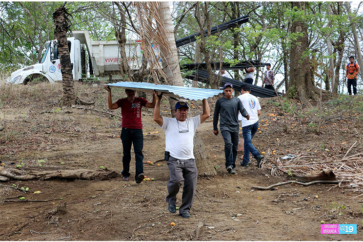 Familias de Las Flores afectadas por lluvias reciben materiales para reconstruir sus hogares