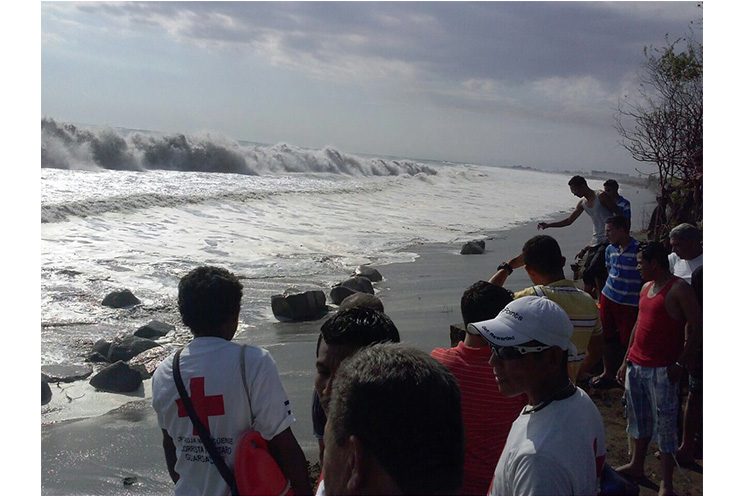 Fuerte oleaje afecta franja del pacífico nicaragüense