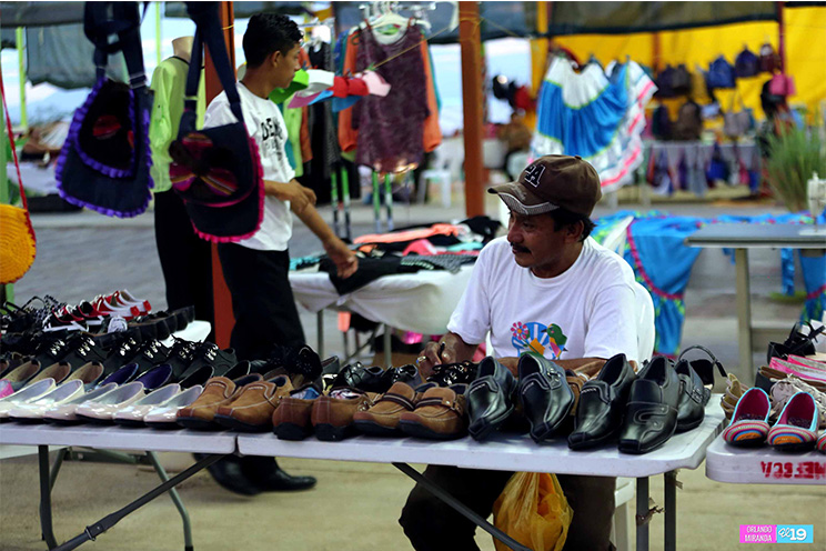 Familias despiden el fin de semana largo en la Feria del Trabajo Digno